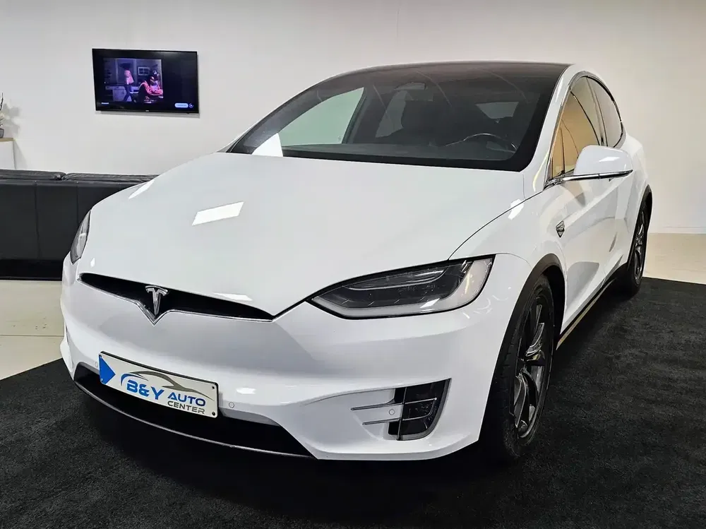 Tesla Model X - 0