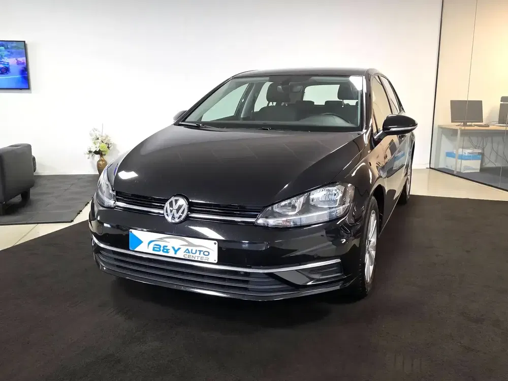 Volkswagen Golf - 0
