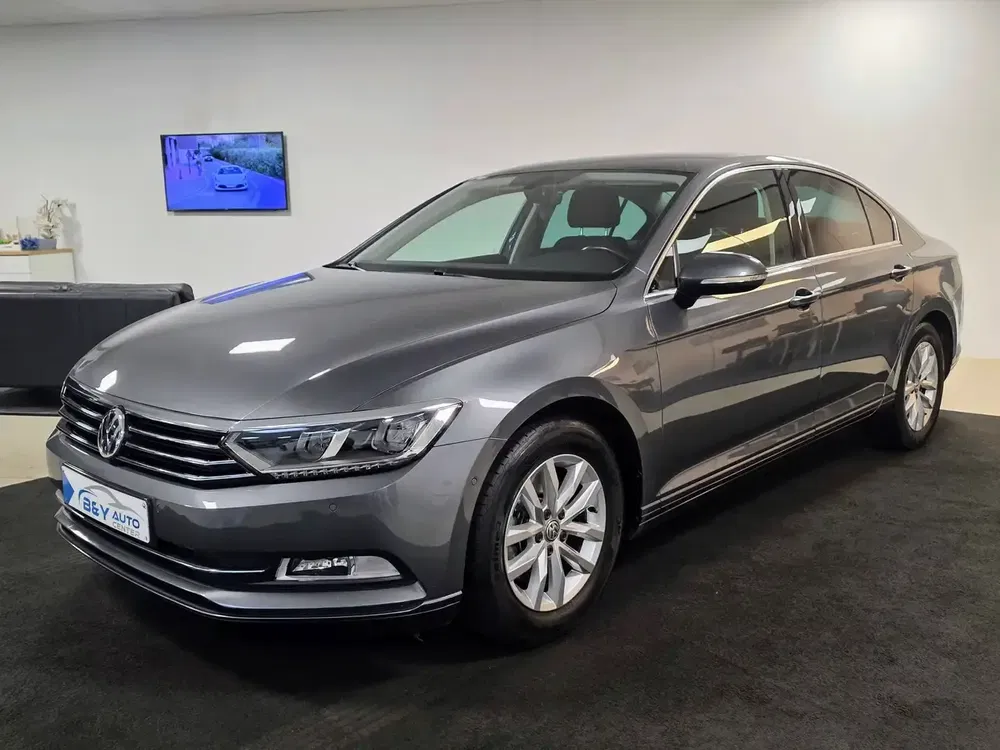 Volkswagen Passat - 0