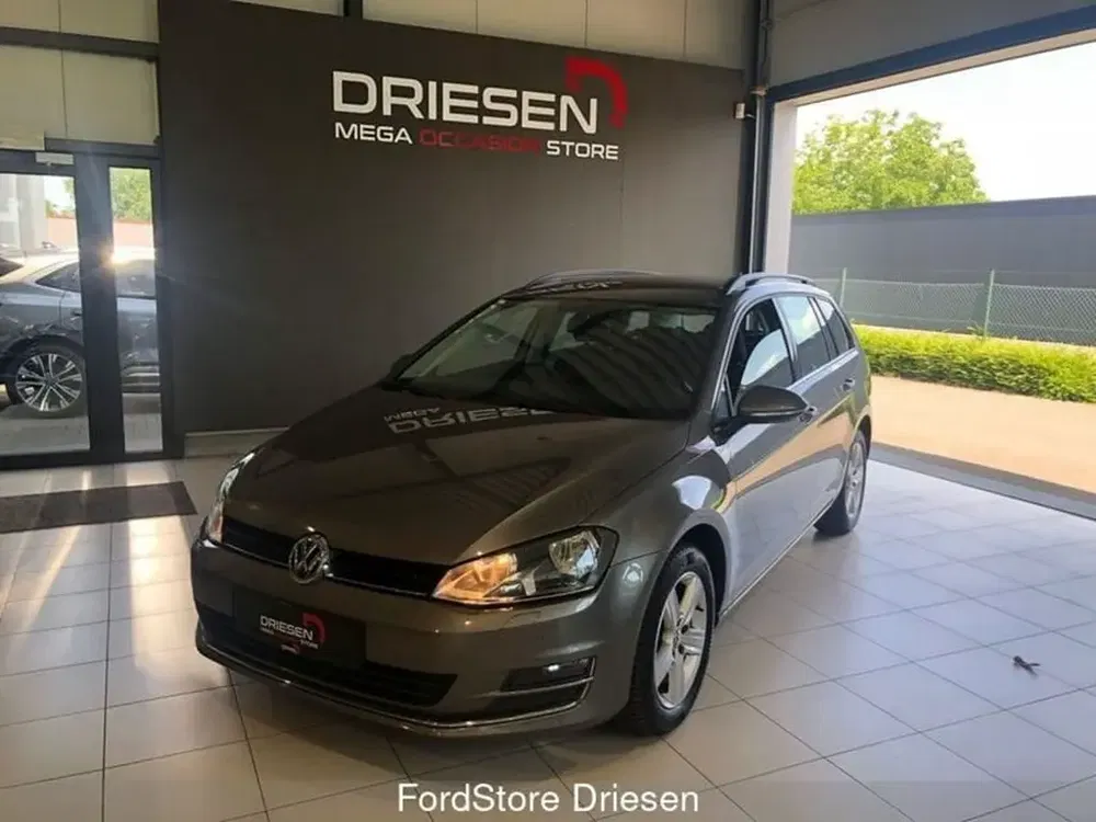 Volkswagen Golf - 0