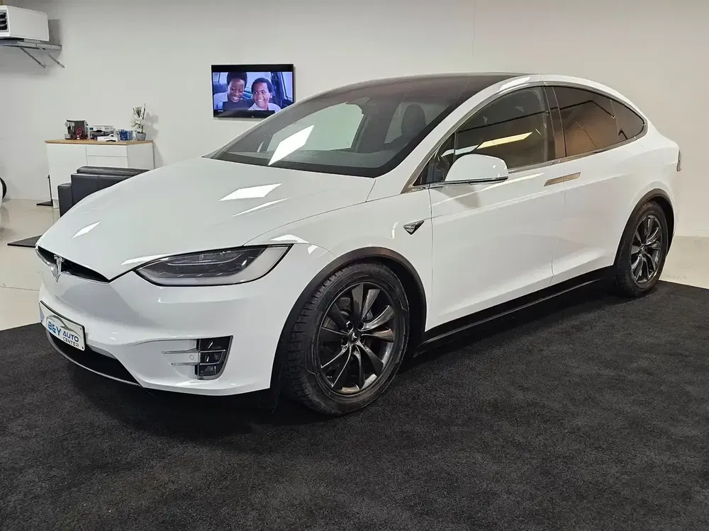 Tesla Model X - 0