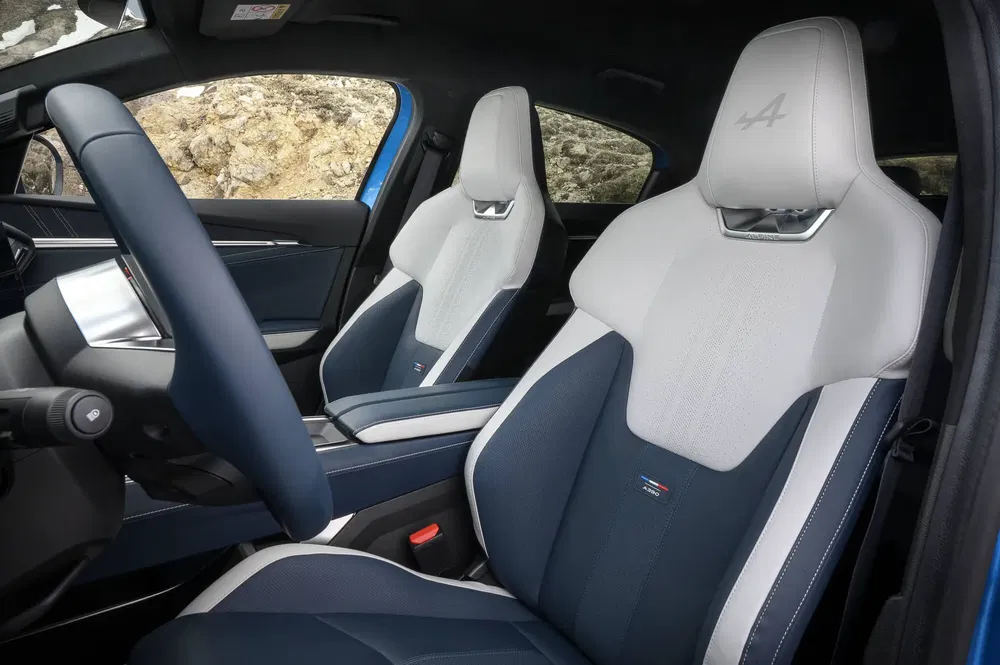 Intérieur de la nouvelle Alpine A110 avec sièges sport bleu et blanc luxueux.