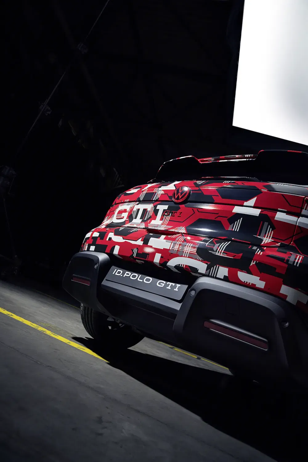 Vue arrière de la Volkswagen ID. Polo GTI, couleurs camouflage dynamique et sportive.
