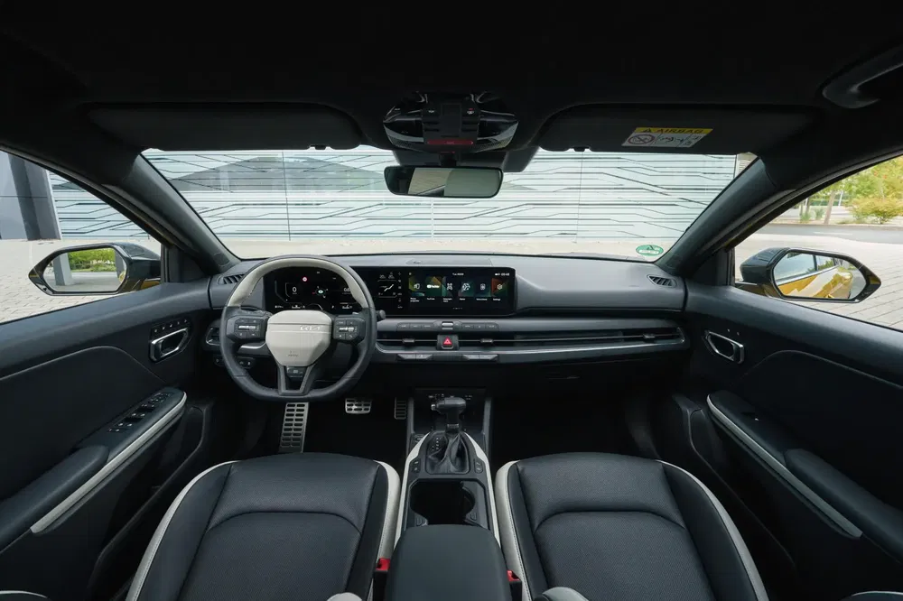 Intérieur moderne de la Kia EV6 avec tableau de bord numérique et volant élégant.