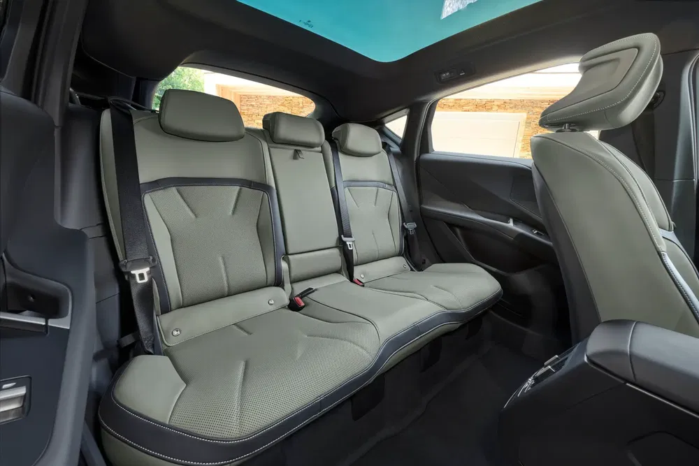 Intérieur luxueux avec sièges arrière en cuir, espace optimal et toit panoramique en verre.