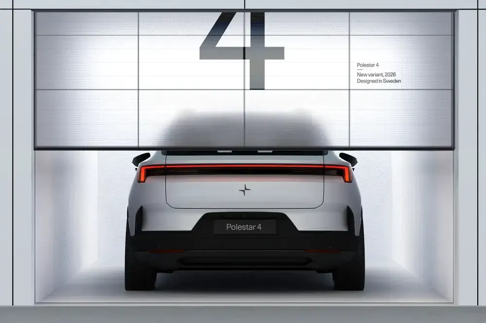 {"fr":"Vue arrière de la Polestar 4 blanche dans un garage moderne, éclairage minimaliste.","nl":"Achteraanzicht van de witte Polestar 4 in een moderne garage, minimalistische verlichting."}