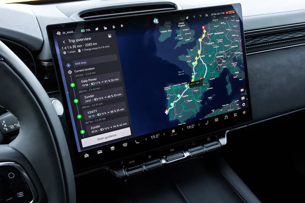 Écran de navigation de voiture affichant un itinéraire routier en Europe, technologie moderne intégrée.