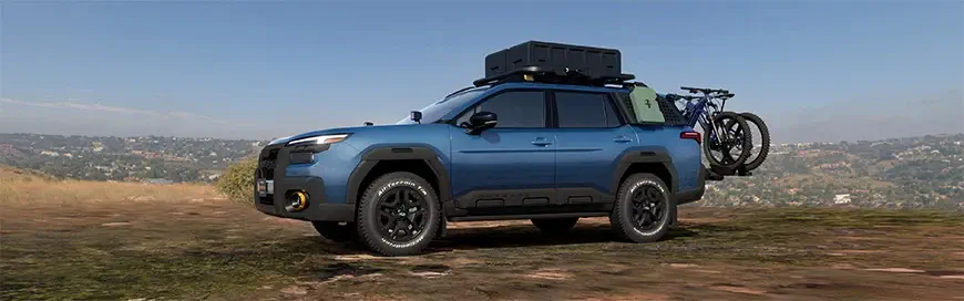 Robuuste Toyota SUV met fietsendrager en dakkoffer, klaar voor avontuur.