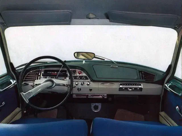 Intérieur vintage de Citroën DS avec tableau de bord iconique, volant unique et sièges bleus.