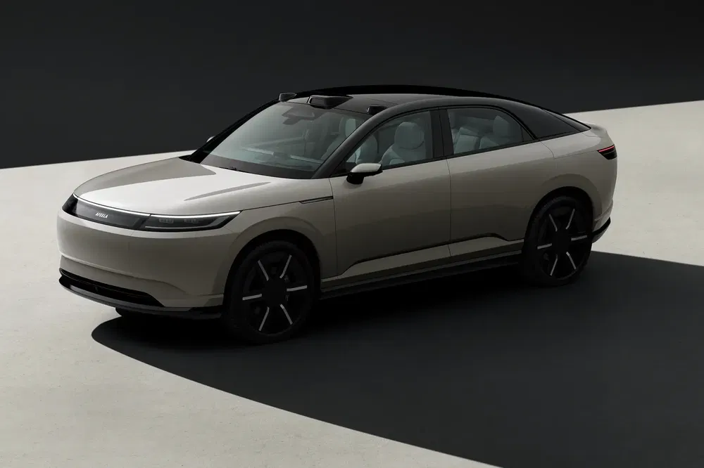 Voiture électrique moderne Afeela en gris foncé, design élégant et aérodynamique.