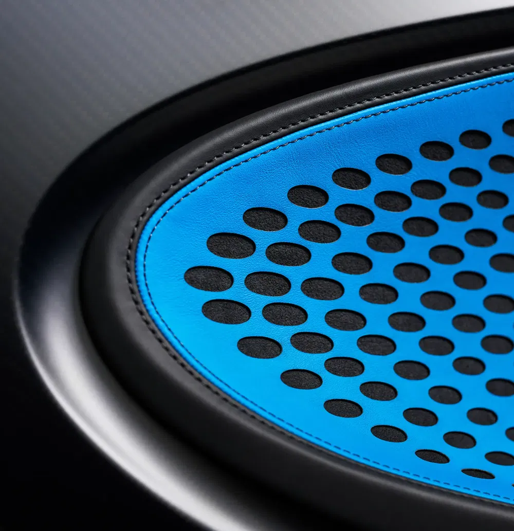 Détail intérieur d'une Bugatti avec cuir bleu perforé, conception luxe et performance.