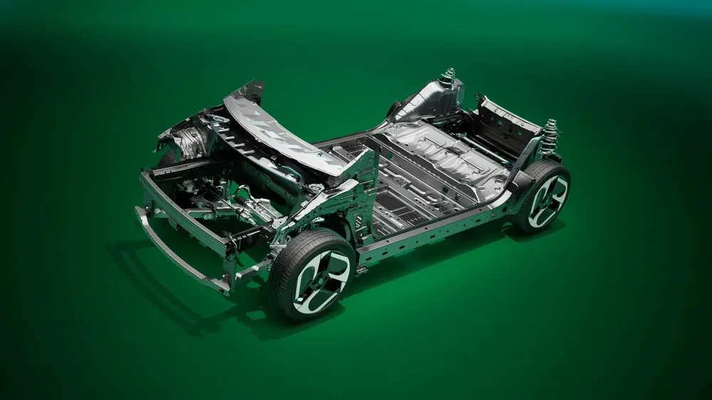 Châssis de voiture électrique sur fond vert, mettant en avant la structure interne moderne.