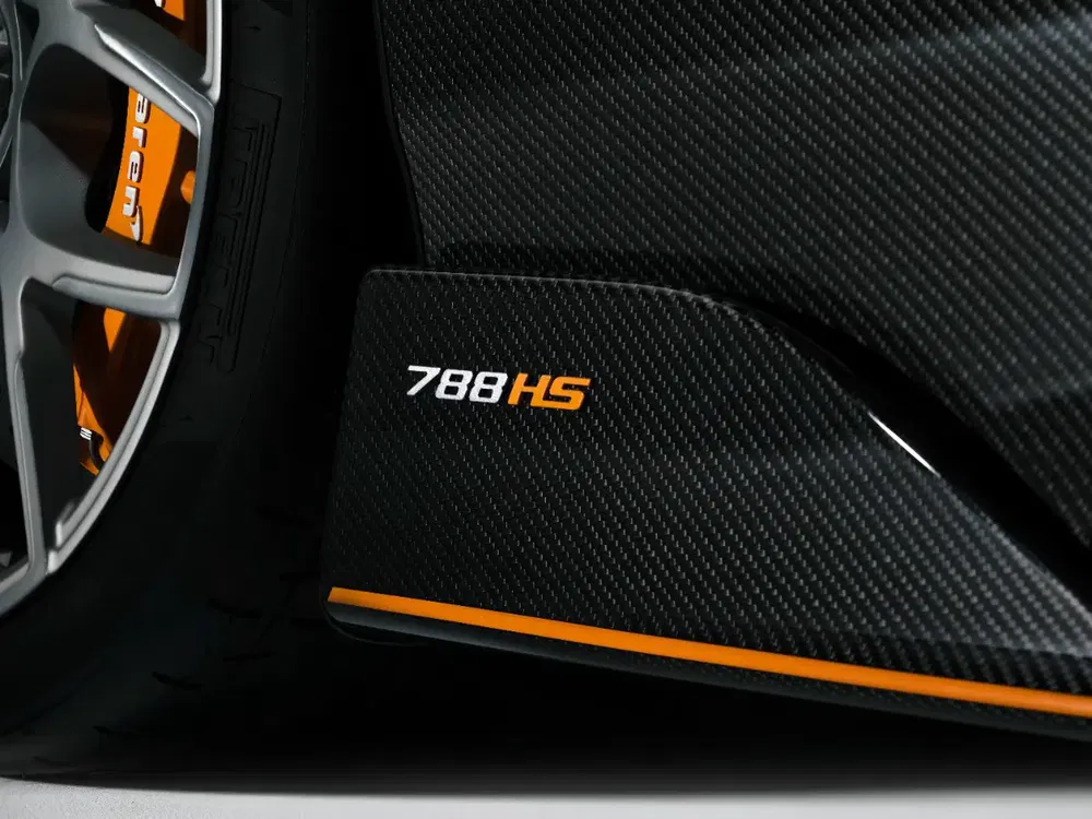 Detail van een velg en 788 HS badge op een McLaren in koolstofvezel.
