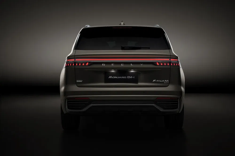 Vue arrière du SUV Geely Monjaro EM-H avec éclairage LED distinctif et design moderne.