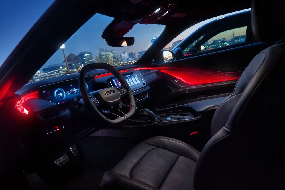 Intérieur futuriste de voiture avec éclairage rouge, tableau de bord numérique, volant Dodge.