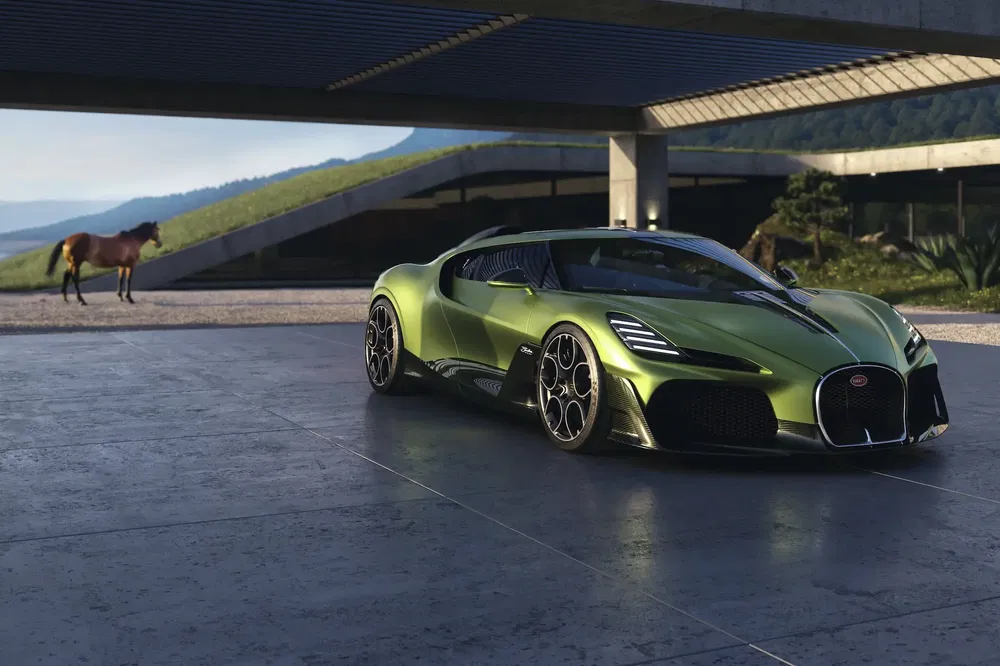 Supercar verte Bugatti sous un garage moderne avec cheval en arrière-plan pittoresque.