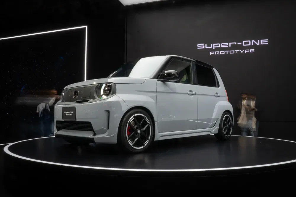 Honda Super-ONE prototype auto op podium, compact en eigentijds ontwerp.