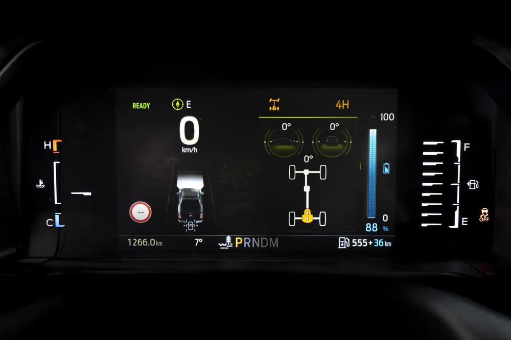 Ford Ranger dashboard met elektronische display, laag kilometerteller en actieve rijmodi aanwijzingen.