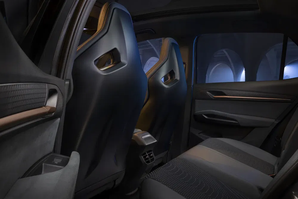 Intérieur de voiture moderne avec sièges sport et éclairage d'ambiance subtil.