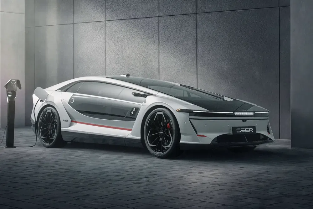 Moderne grijze sportwagen Ceer elektrisch aan oplader, met futuristisch en elegant ontwerp.