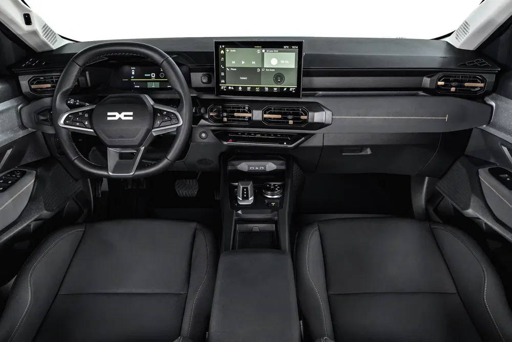 Moderne en technologische interieur van Dacia auto, met touchscreen en stijlvol stuurwiel.