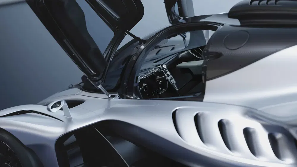 Open cockpit van de Mercedes-AMG Project One, futuristisch design en geavanceerde technologieën.