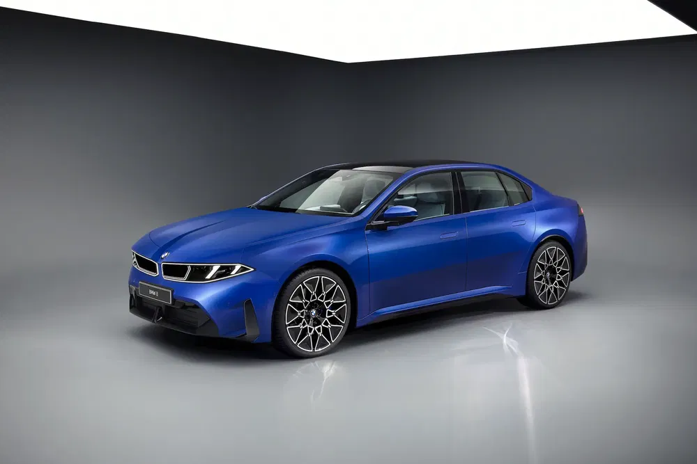 BMW bleu électrique, design moderne et élégant, dans un studio aux tons gris.
