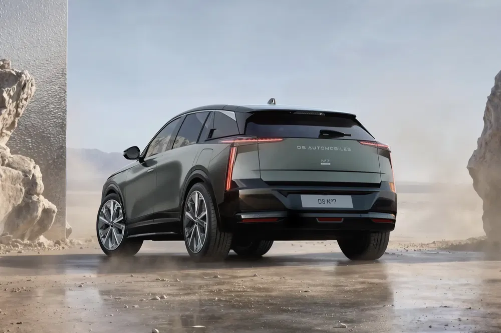 {"fr":"DS 7 Crossback sur terrain désertique, soulignant son design moderne et ses lignes élégantes.","nl":"DS 7 Crossback in woestijnachtige omgeving, benadrukt modern ontwerp en elegante lijnen."}