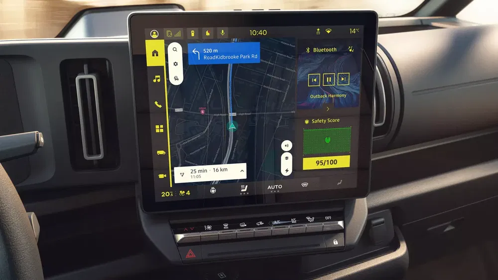 Tableau de bord d'un véhicule électrique Rivian R1T avec écran de navigation intégré.