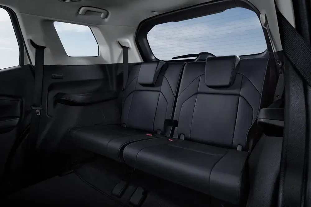 Intérieur de la banquette arrière d'un SUV moderne avec sièges en cuir noir élégants.