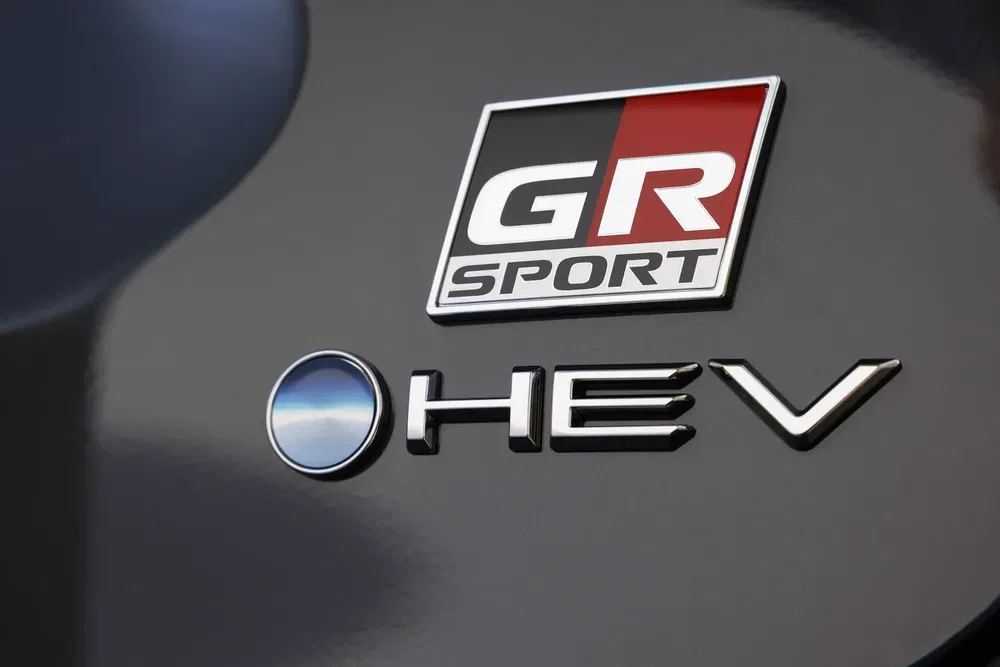 Toyota GR Sport en HEV badge op zwart metallic hybride auto.