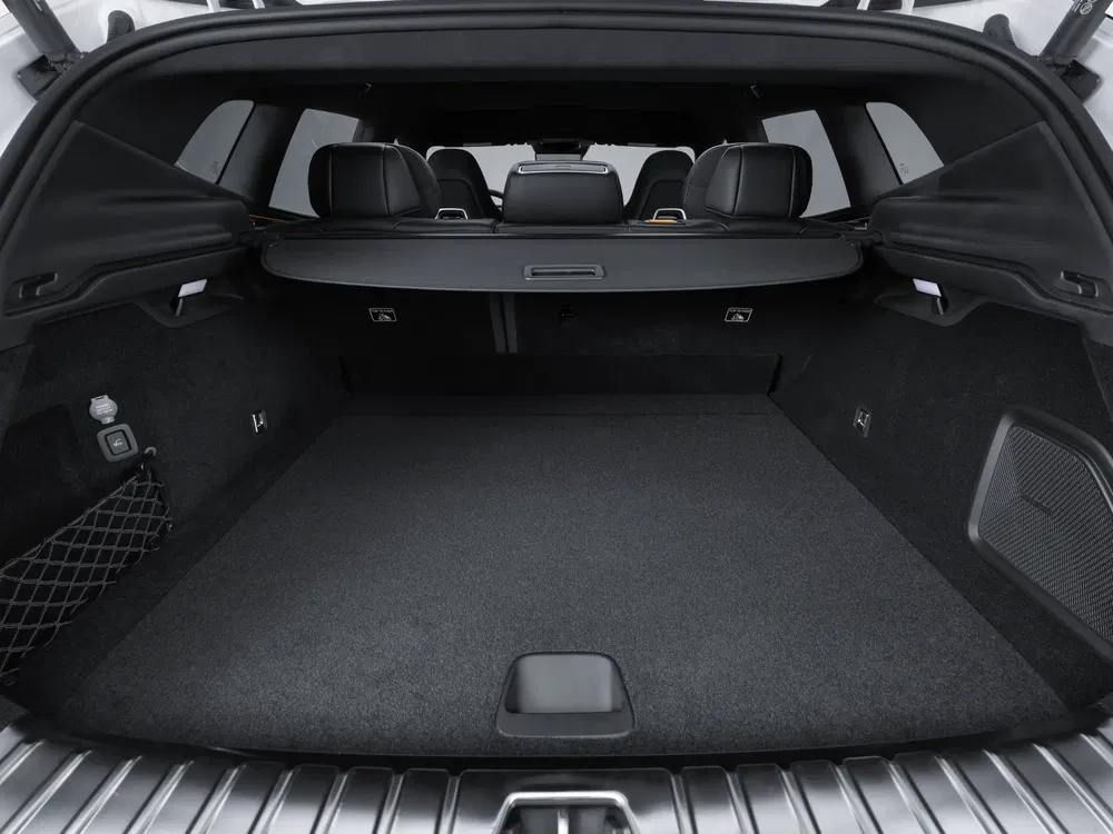 Coffre spacieux d'une Audi Q7 SUV, sièges arrière rabattables pour plus de rangement.