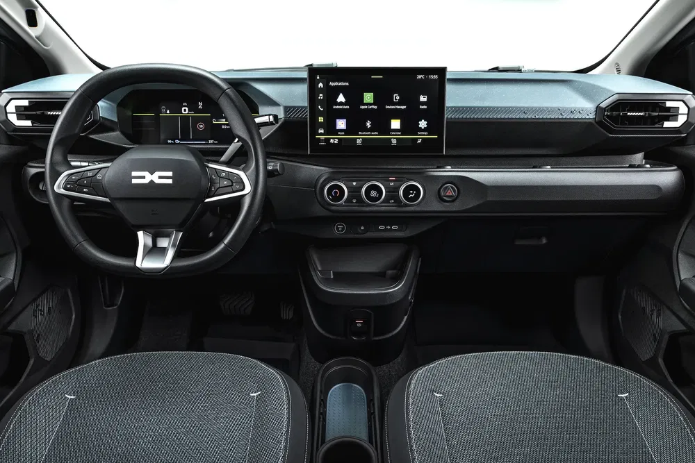 Intérieur moderne de la Dacia Duster avec tableau de bord numérique et écran tactile central.