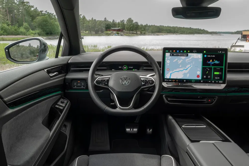 Intérieur moderne d'une Volkswagen avec écran tactile, bord de lac en arrière-plan.