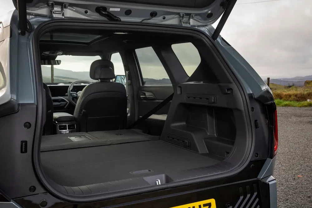 Ruime kofferbak van een KIA Telluride SUV met neergeklapte stoelen.