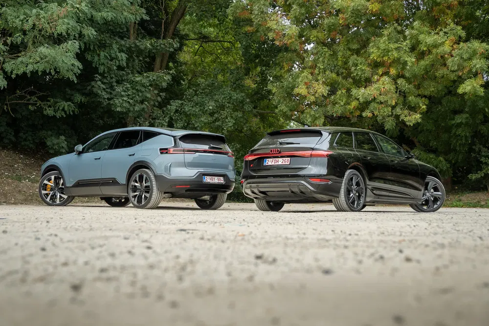 Deux Audi Q8 e-tron garées en extérieur, soulignant leur design élégant et moderne.