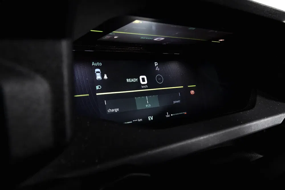 Moderne digitale Lexus-dashboard met rijmetingen in elektrische modus.