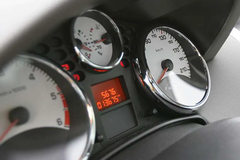 Tableau de bord de voiture avec tachymètre et compteur kilométrique affichant 136 751 km.
