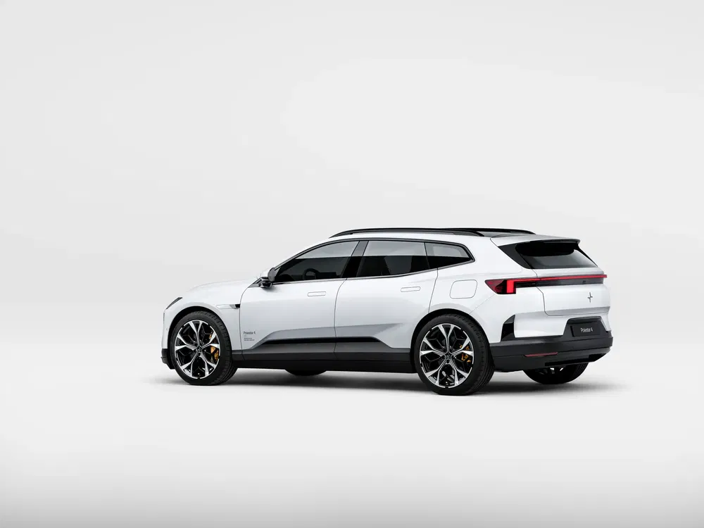 SUV électrique Polestar 3 blanc, design moderne et élégant sur fond blanc.
