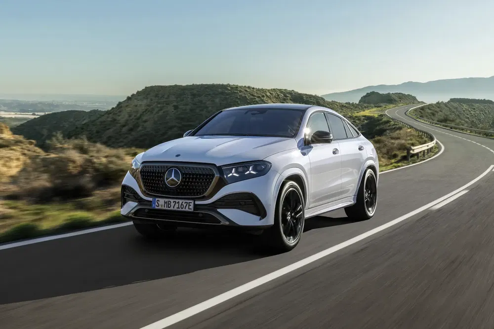 Mercedes-Benz GLE Coupé blanc sur route panoramique en montagne.