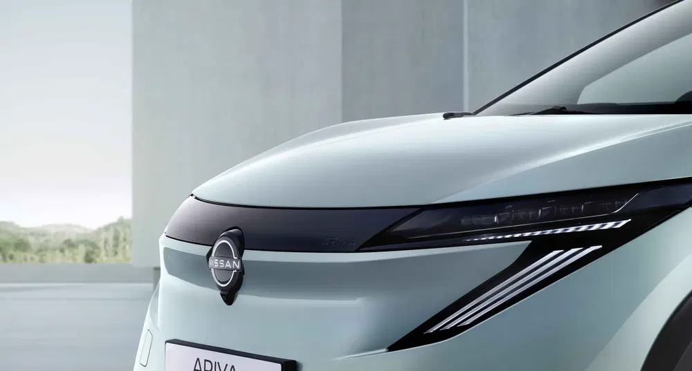 {"fr":"Nissan Ariya avant blanc avec logo, phares LED modernes, design futuriste.","nl":"Witte Nissan Ariya voorkant met logo, moderne LED-koplampen, futuristisch ontwerp."}