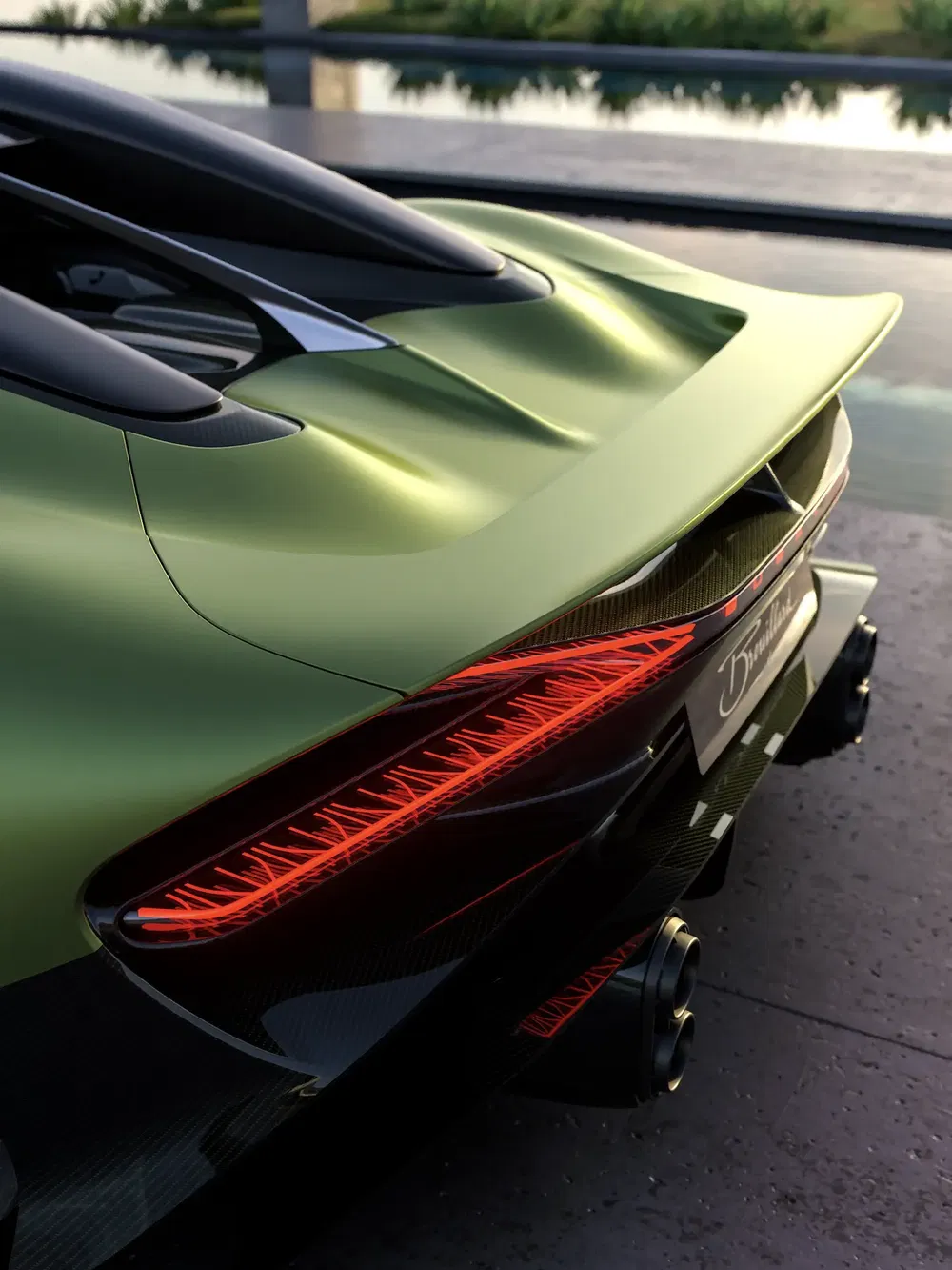 Supercar Bentley Bacalar vert avec feux arrière LED rouges en fin de journée.