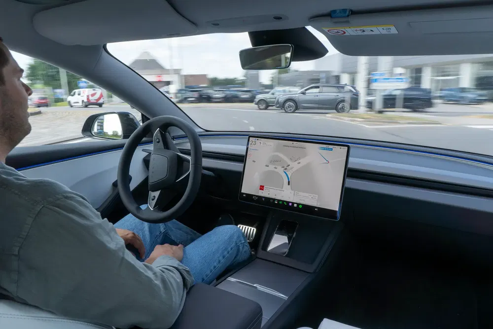 Voiture autonome conduite par pilote automatique avec l'écran de navigation en vue.