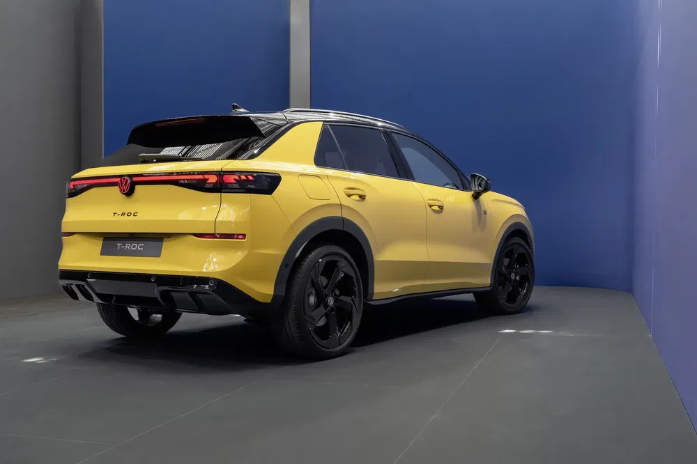 Volkswagen T-Roc jaune vif dans un studio, design arrière moderne et élégante.