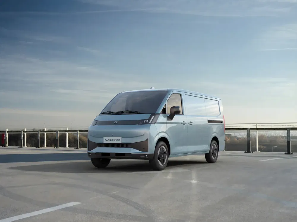 {"fr":"Fourgon Farizon V9 moderne stationné sur un toit-terrasse avec un ciel dégagé.","nl":"Moderne bestelwagen Farizon V9 geparkeerd op een dakterras met heldere lucht."}