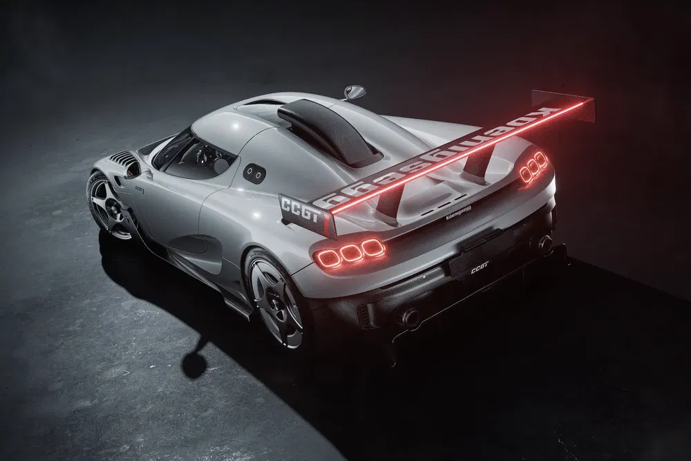 Voiture Koenigsegg CC850 argentée, vue arrière avec aileron et éclairage LED distinctif.