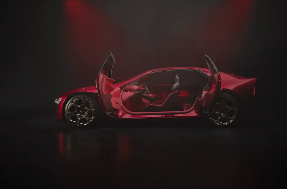 Voiture conceptuelle rouge élégante avec portes papillon ouvertes, éclairage d'ambiance dramatique.