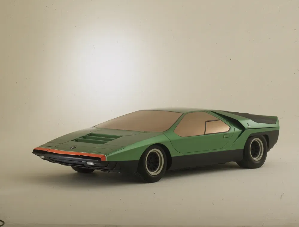 Concept car Bertone Alfa Romeo Carabo vert avec design futuriste des années 60.