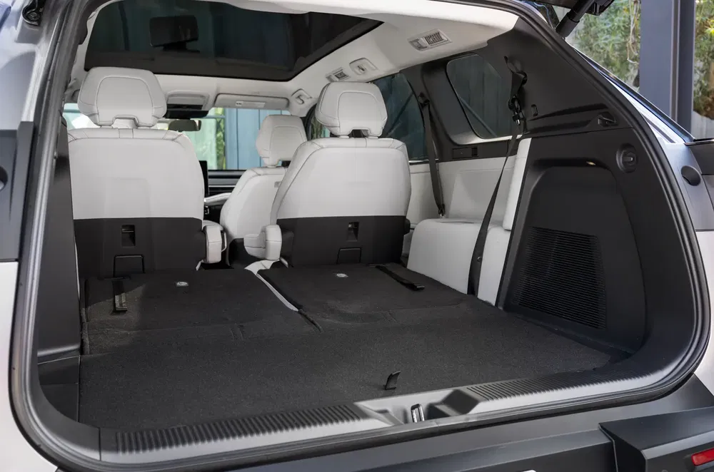 Ruim interieur van een moderne SUV met neergeklapte stoelen voor extra laadruimte.