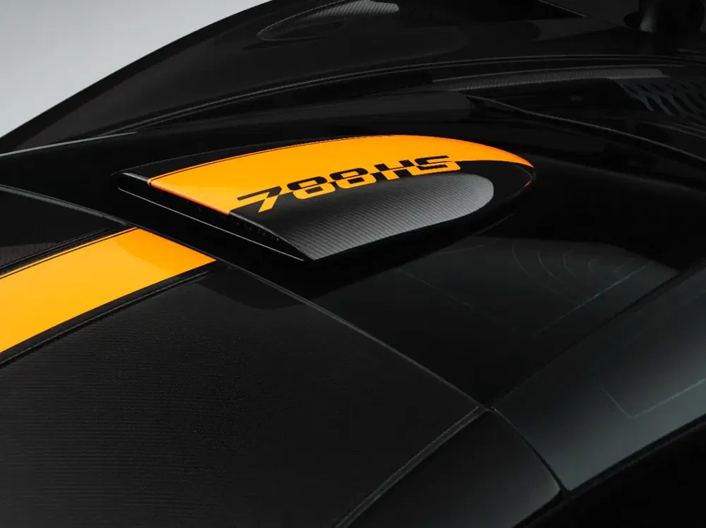 Dakluchtinlaat van McLaren 788HS met koolstofvezel en oranje accenten.